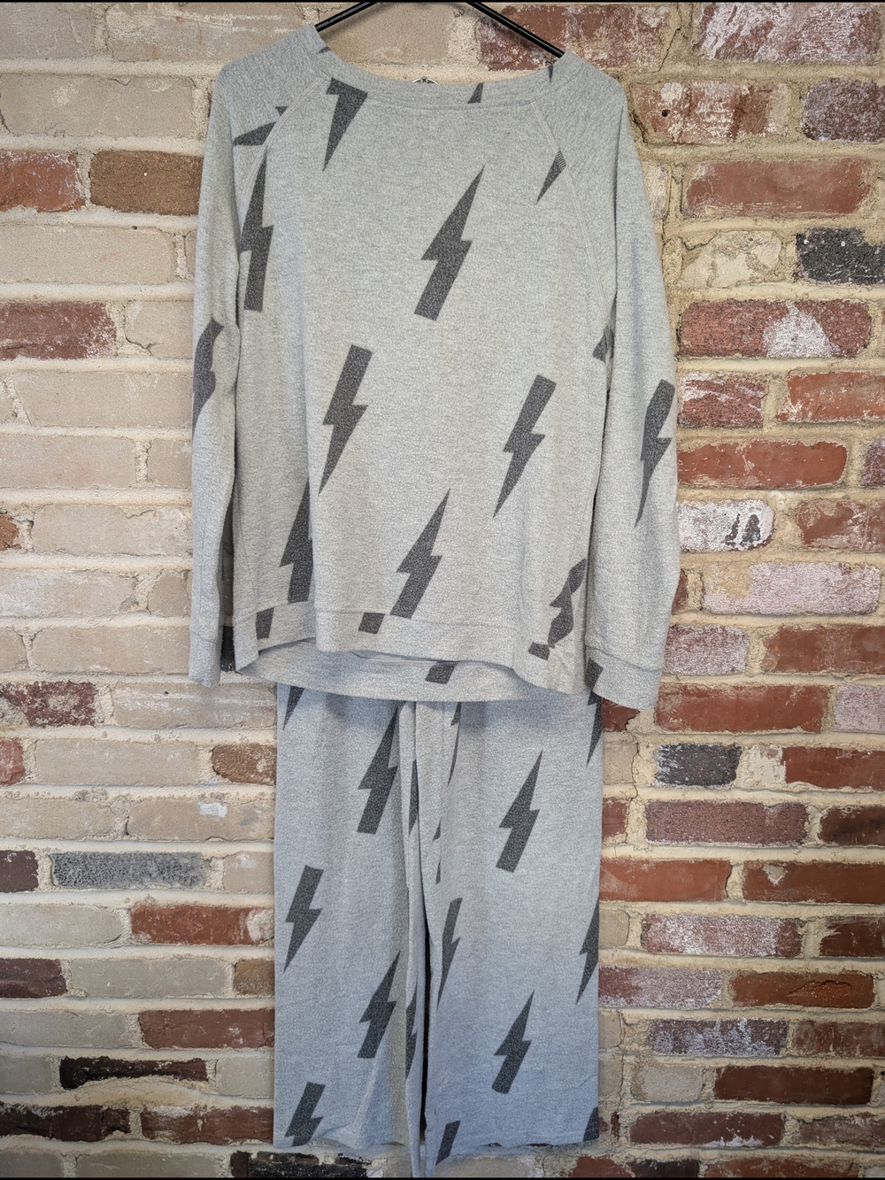 Women's Grey Lightning-Print Pajama Set - Cozy Lounge Top & Pants